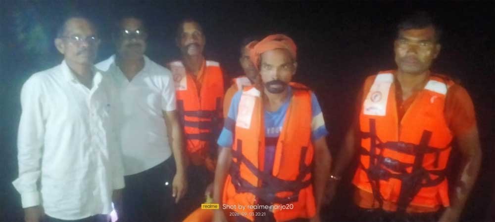 उफनती नदी में चट्टान पर फंसे ग्रामीण का डीडीआरएफ टीम ने किया सुरक्षित रेस्क्यू सूरजपुर में बड़ा हादसा टला 1 dRM 01 2