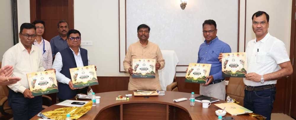 मंत्री कश्यप ने सहकारी सप्ताह 2026 पर आधारित काफी-टेबल बुकलेट का किया विमोचन 1 kEDAR 01 2