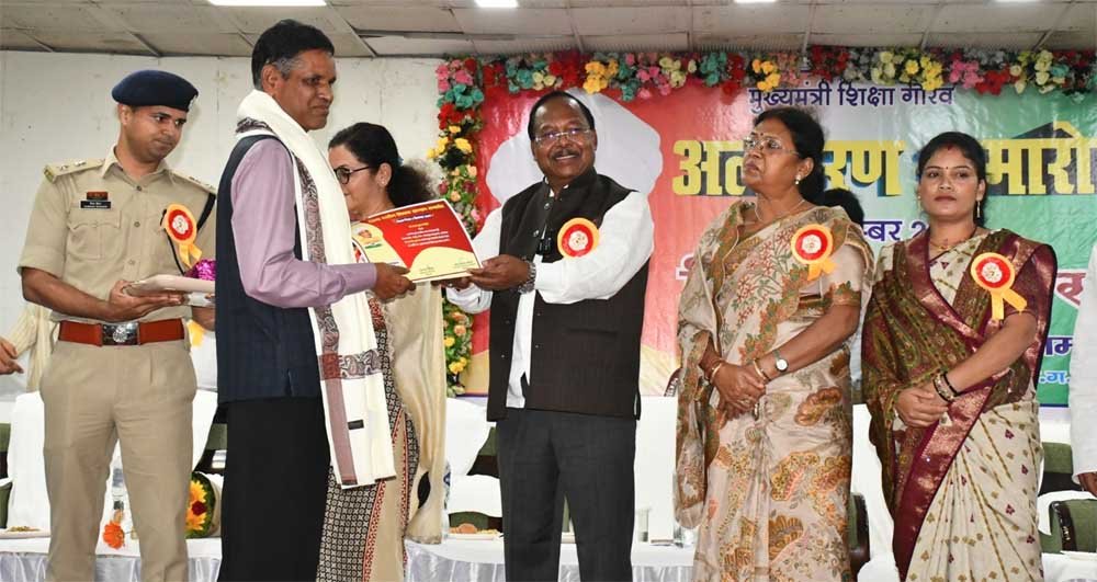 शिक्षकों की भूमिका सिर्फ पढ़ाने तक सीमित नहीं, वे पीढ़ी का निर्माण करते हैं: रामविचार नेताम 1 nETAM 03