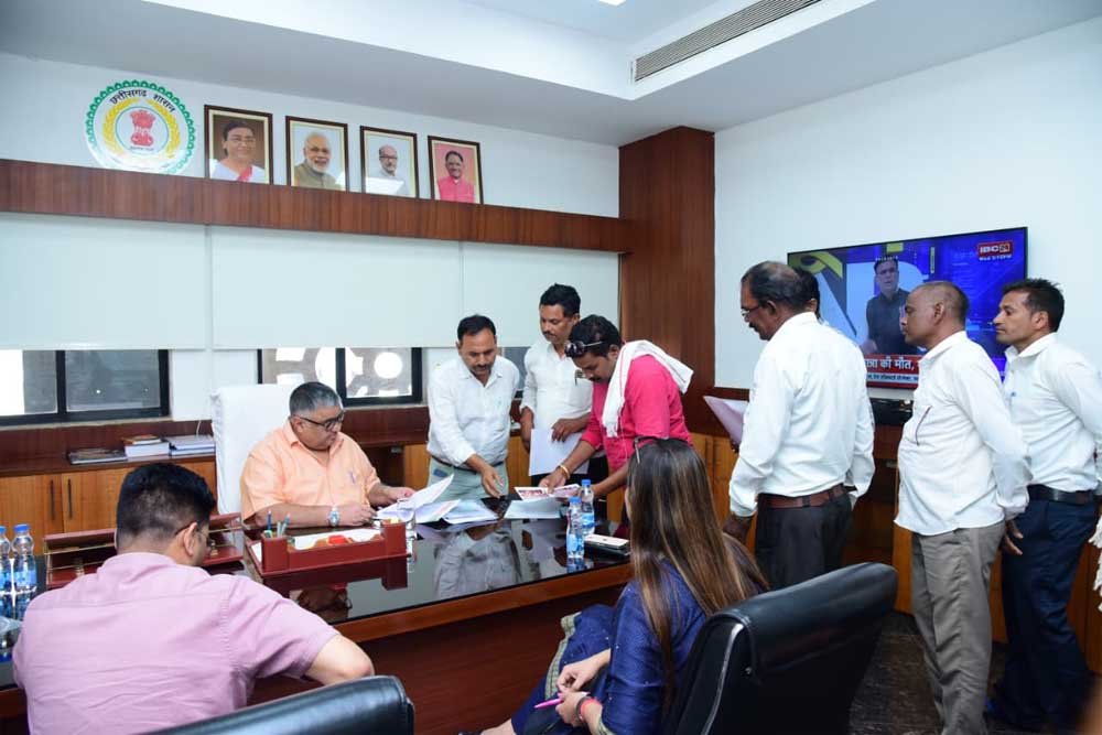 पर्यटन एवं संस्कृति मंत्री राजेश अग्रवाल ने मंत्रालय स्थित कार्यालय में आगंतुकों से की मुलाकात 1 rajesh 01 3
