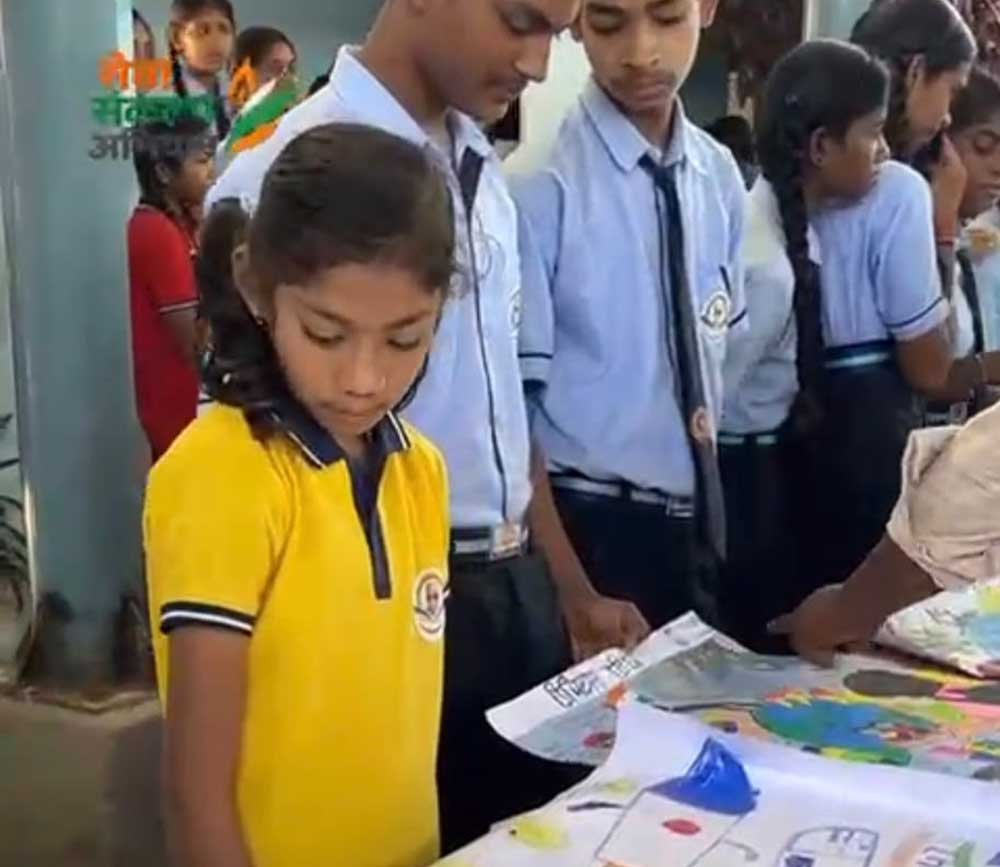 धमतरी के 97 हजार से अधिक विद्यार्थियों ने रंगों और शब्दों में उकेरी ‘मेरे सपनों के भारत’ की स्वर्णिम तस्वीर 1 sAPNO 01