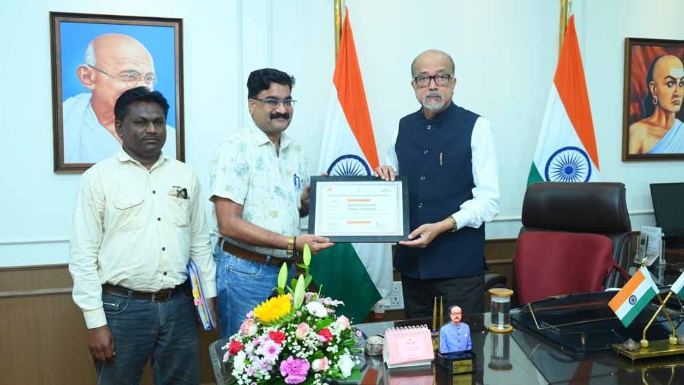 छत्तीसगढ़ की लोकसंस्कृति को पहचान दिलाने वाले अनिल गढ़ेवाल ने राज्यपाल रमेन डेका से की सौजन्य भेंट 1 12A 136 2