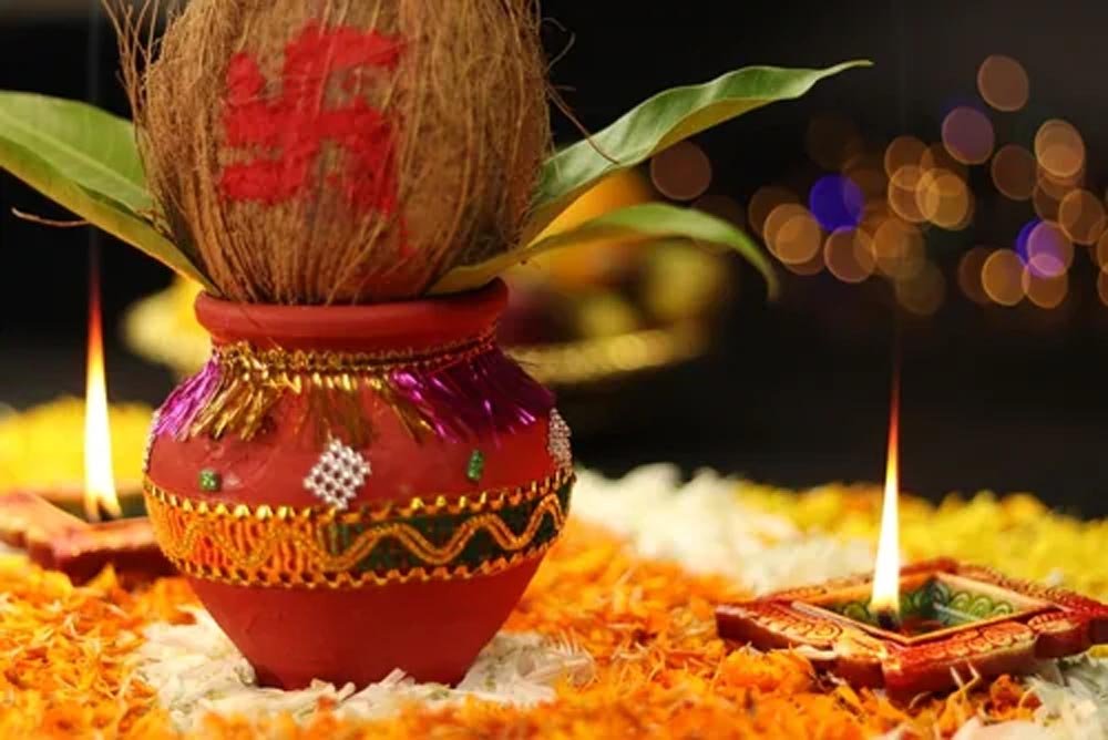 नवरात्रि के बाद पूजा का सामान फेंकने की न करें गलती, जानें कलश, जौ और फूल-माला का क्या करें 1 134 8