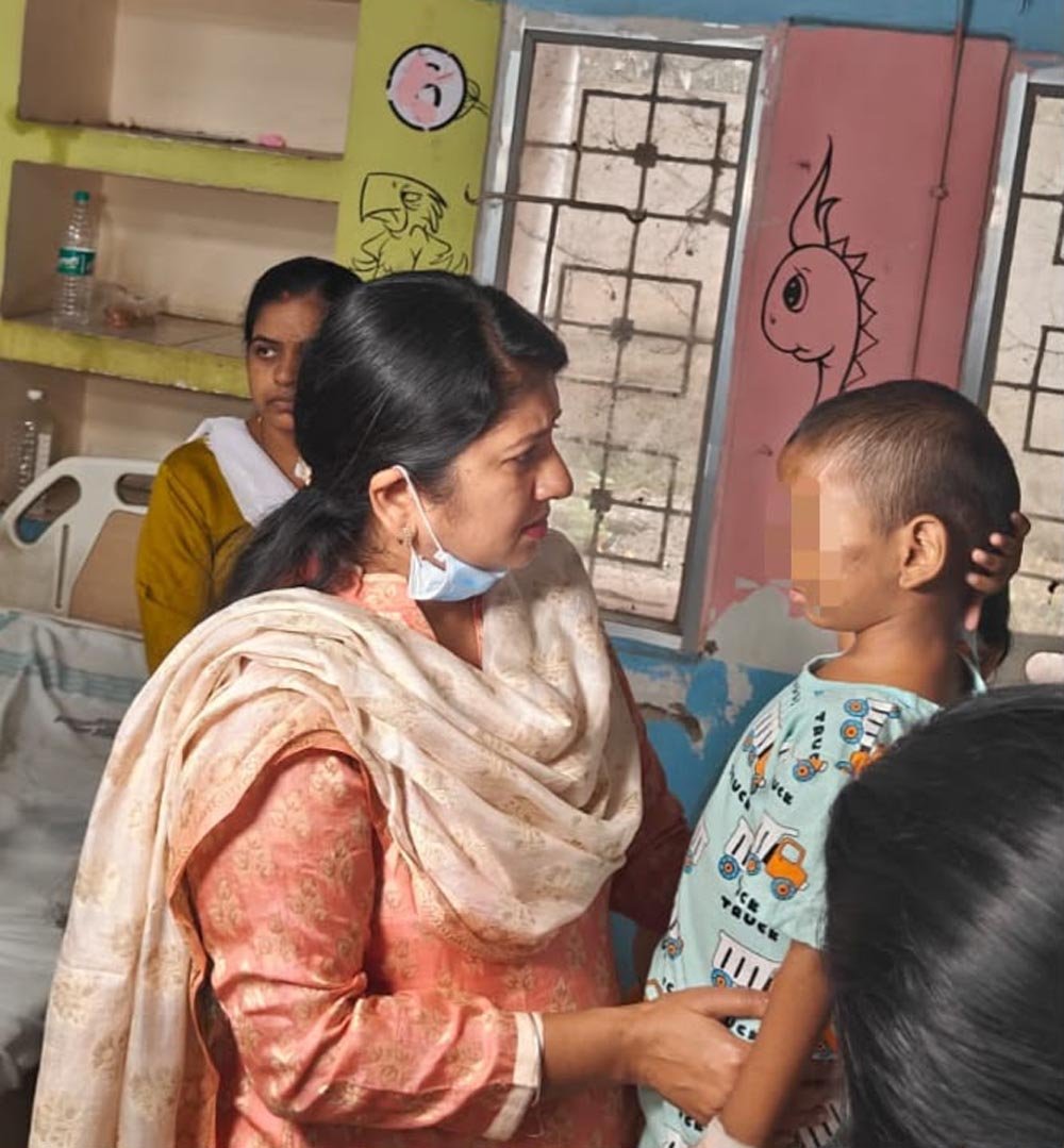 तीन साल के मासूम से क्रूरता पर बाल आयोग सख्त अस्पताल मिलने पहुंची आयोग की अध्यक्ष 1 139 7