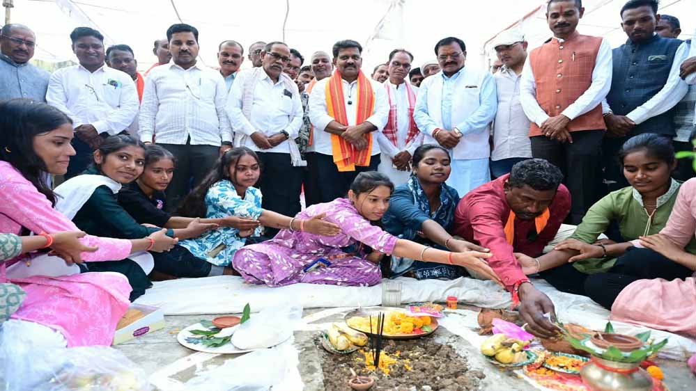 छत्तीसगढ़: बोड़ला को मिली विकास कार्यों की सौगात, उप मुख्यमंत्री ने ₹60 लाख की परियोजनाओं की रखी नींव 1 13A 193