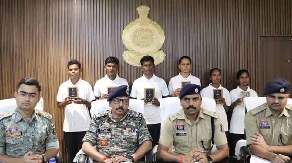 बस्तर में नक्सलियों का सरेंडर, 6 माओवादियों ने छोड़ा रास्ता; कुल 35 लाख रुपये का था इनाम 1 14A 2 1