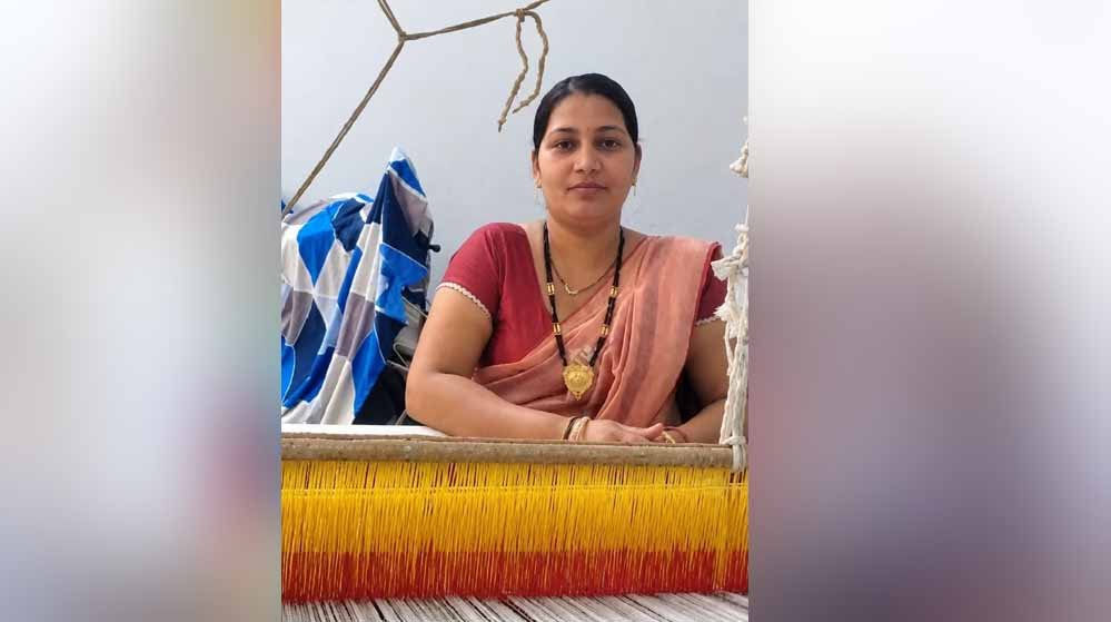 सरकारी योजना से बदली टोकेश्वरी साहू की काम करने की राह, बुनाई के लिए मिले आधुनिक उपकरण 1 15A 172 2