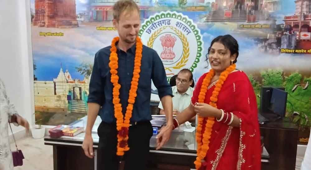 जांजगीर में अनोखी शादी, गांव की युवती और नीदरलैंड के युवक ने थामा एक-दूजे का हाथ 1 17A 118