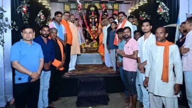 छत्तीसगढ़ के डिप्टी CM विजय शर्मा ने दुर्गा उत्सव समितियों के पंडालों में की पूजा, जसगीतों में हुए शामिल 2 20A 161