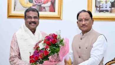 मुख्यमंत्री विष्णु देव साय से सांसद धर्मेंद्र प्रधान ने की शिष्टाचार भेंट 3 24A 149