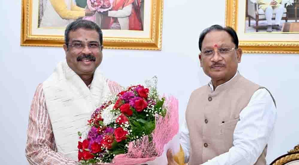 मुख्यमंत्री विष्णु देव साय से सांसद धर्मेंद्र प्रधान ने की शिष्टाचार भेंट 1 24A 149