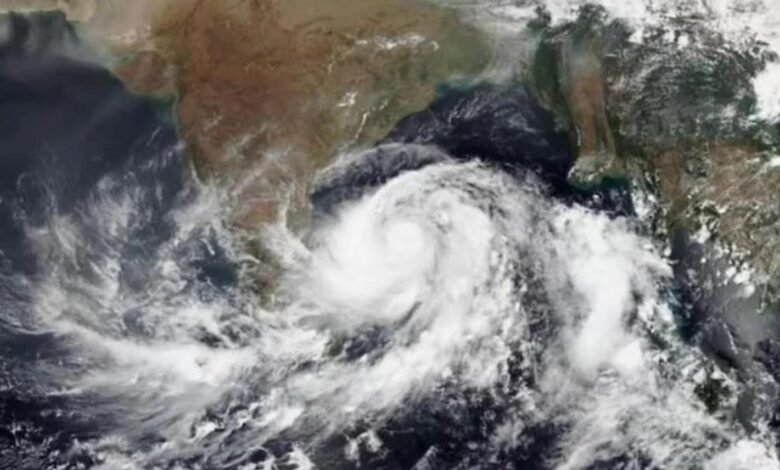 चक्रवाती तूफान से बढ़ी चिंता, कई इलाकों में भारी बारिश की चेतावनी; स्कूल-कॉलेजों पर भी असर 3 27 20