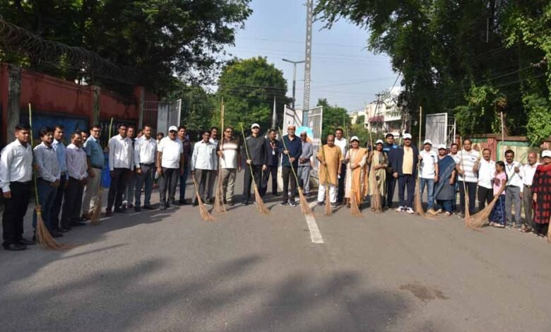 राज्यपाल डेका ने गांधी जयंती पर की सफाई, स्वच्छता के प्रति दिया संदेश 8 2A87