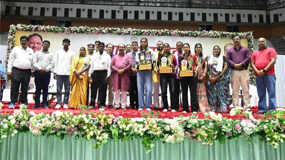 रायपुर में खिलाड़ियों का सम्मान समारोह, अरुण साव ने अंतरराष्ट्रीय पदक विजेताओं का बढ़ाया हौसला 1 2A 220