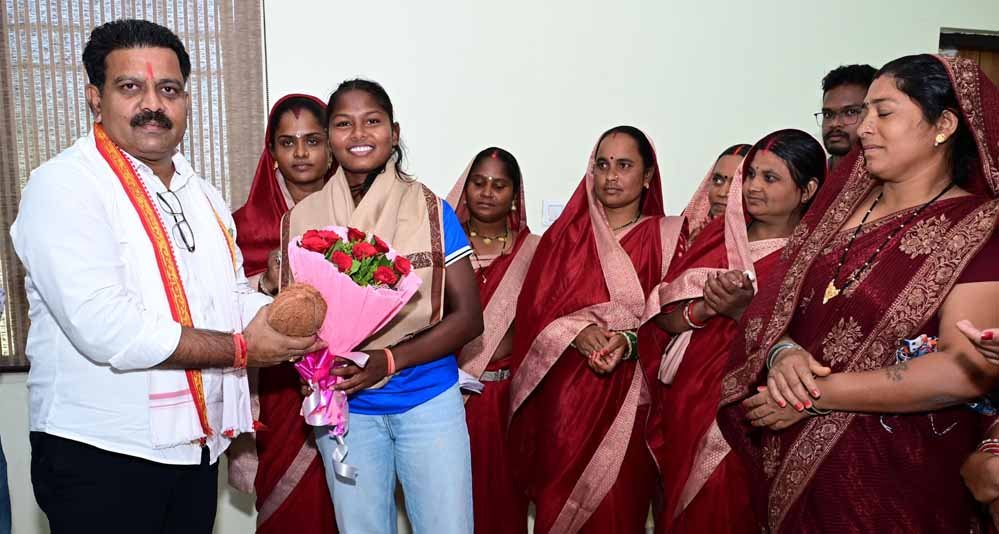 एशिया कप विजेता गीता यादव से मिले डिप्टी CM विजय शर्मा, कवर्धा की बेटी की उपलब्धि पर जताया गर्व 1 3A 232 1