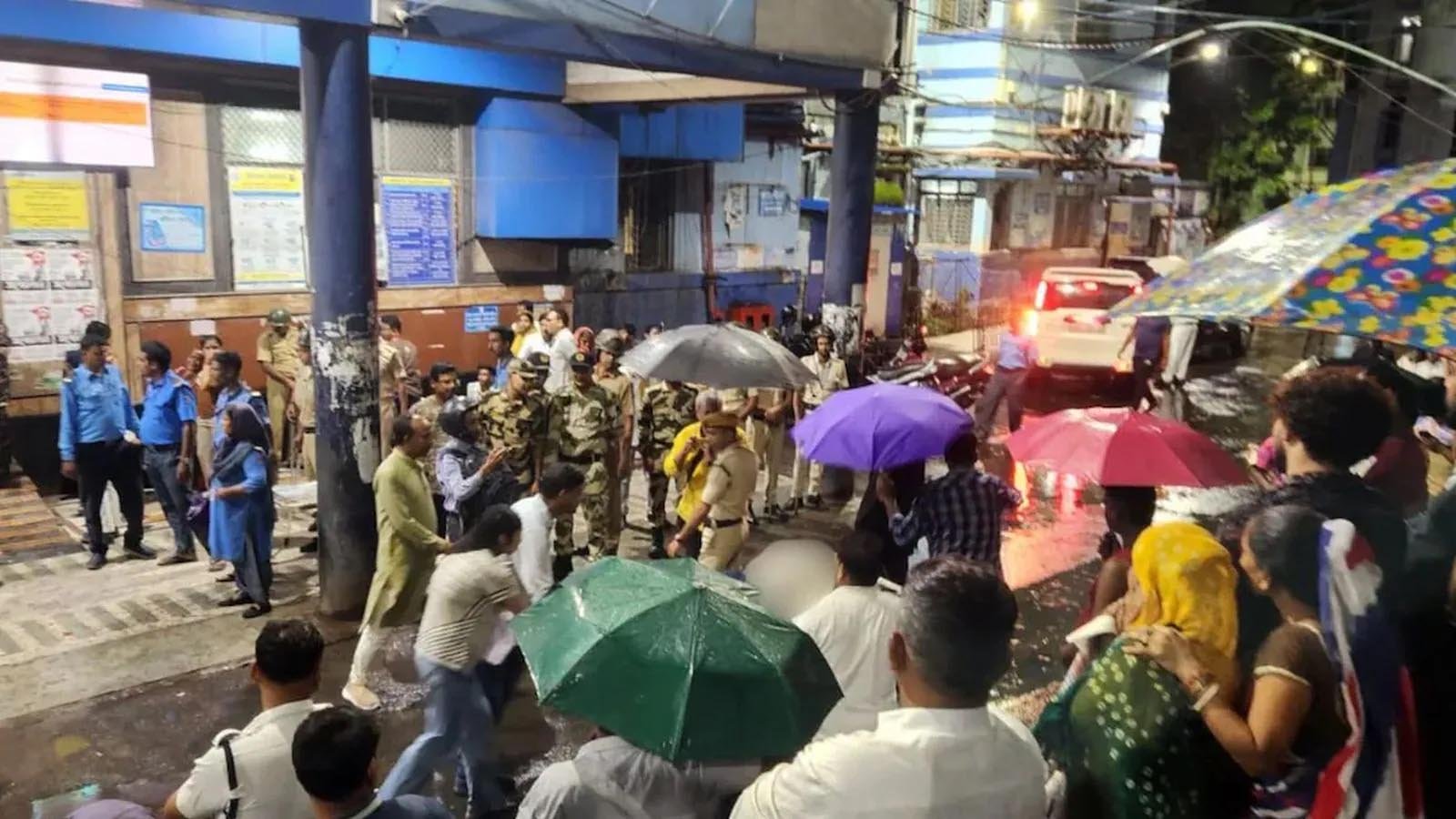 कोलकाता के चोरबागान पंडाल में कैसे हुआ दर्दनाक हादसा? एक घोषणा, भारी भीड़ और 19 लोगों की मौत 1 43 12