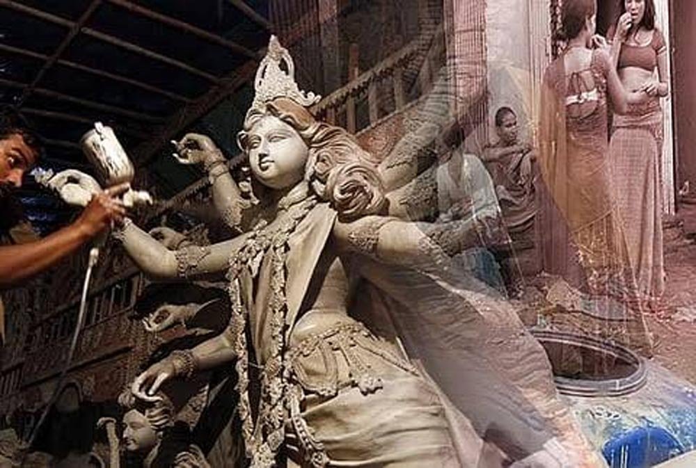 दुर्गा पूजा की प्रतिमा से जुड़ी 2 अनोखी परंपराएं, रेड लाइट एरिया की मिट्टी से लेकर 'डाकेर साज' तक की कहानी 1 45 14
