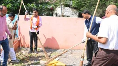 लौदाबाजार में मंत्री टंक राम वर्मा ने उठाई झाड़ू, बोले- ‘स्वच्छता आदत है, जो धीरे-धीरे संस्कार बनेगी’ 2 6A 68 1