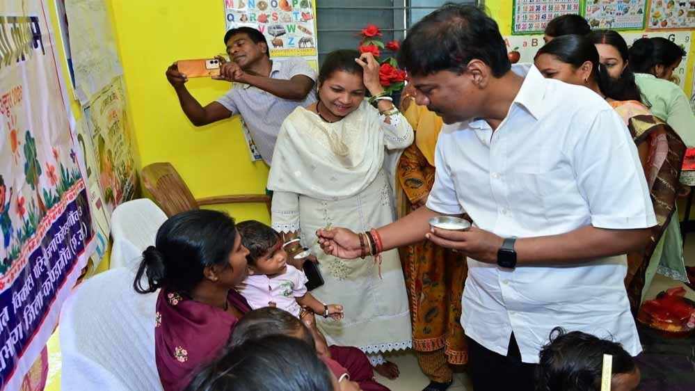 आंगन मिलन सेवा कार्यक्रम में केदार कश्यप ने बच्चों-महिलाओं से किया संवाद, कुपोषण पर जागरूकता का जोर 1 8A 191