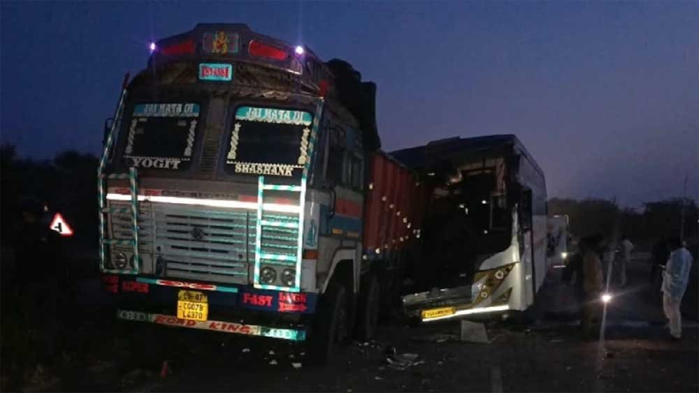 रायपुर-बिलासपुर मार्ग पर मौत का मंजर, बस-ट्रक की टक्कर में 5 की जान गई, 14 घायल 1 ACI 2