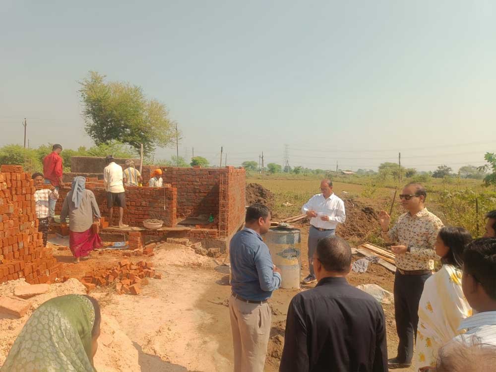 श्रमिकों के बीच पहुंचकर किया संवाद, एनएमएमएस ऐप में स्वयं दर्ज की उपस्थिति 1 AYUKT 03