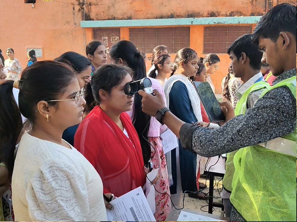 Bilaspur SET Exam में कलावा काटने पर विवाद, परीक्षा केंद्र पर मचा बवाल 1 Chhattisgarh News 01 3 3