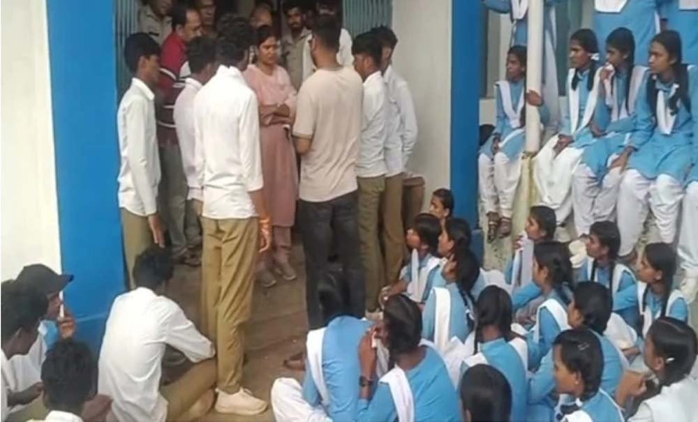Bilaspur School News: छात्राओं के विरोध के बाद शिक्षा विभाग का एक्शन, प्राचार्य और 2 व्याख्याता हटाए गए 1 Chhattisgarh News 01 3 8