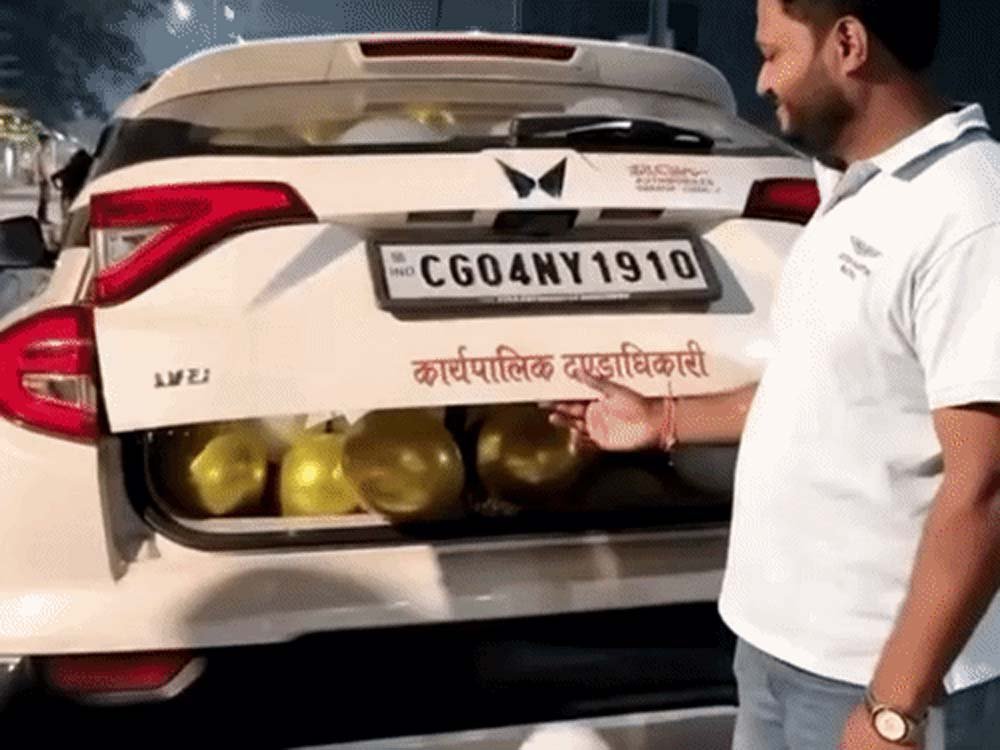 बीच सड़क पर पटाखे फोड़कर मनाया जन्मदिन, CG के नायब तहसीलदार का वीडियो चर्चा में 1 Chhattisgarh News 02 2 17