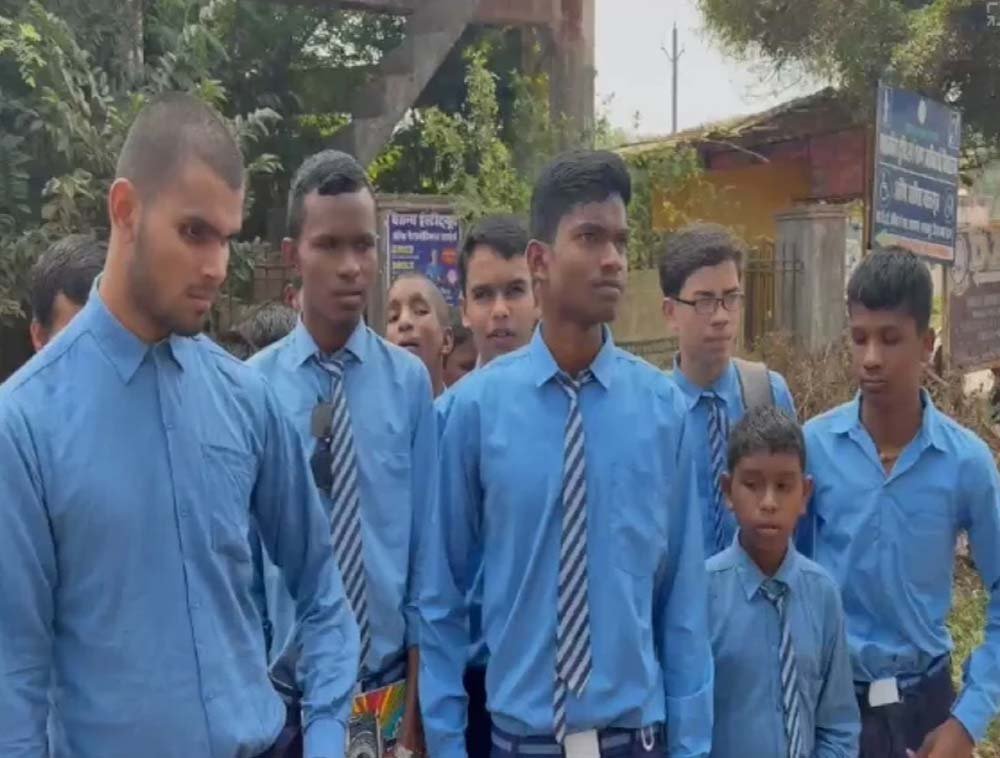 शिक्षक की कमी से परेशान दिव्यांग बच्चे सड़क पर उतरे, जल्द नियुक्ति की मांग की 1 Chhattisgarh News 03 3 10