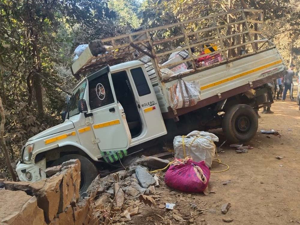 छत्तीसगढ़ के बस्तर में बड़ा सड़क हादसा, झीरम घाटी में पिकअप पलटने से मची अफरा-तफरी 1 Chhattisgarh News 04 2 9