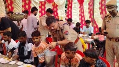 थाने में दिखा सेवा और श्रद्धा का संगम, पुलिस अधिकारियों ने अपने हाथों से बांटा महाप्रसाद 2 Chhattisgarh News 05 1 15