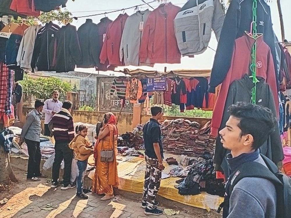 बस्तर में बदला मौसम, ठंड बढ़ने से गर्म कपड़ों के कारोबारियों के चेहरे खिले 1 Chhattisgarh News 05 3 13