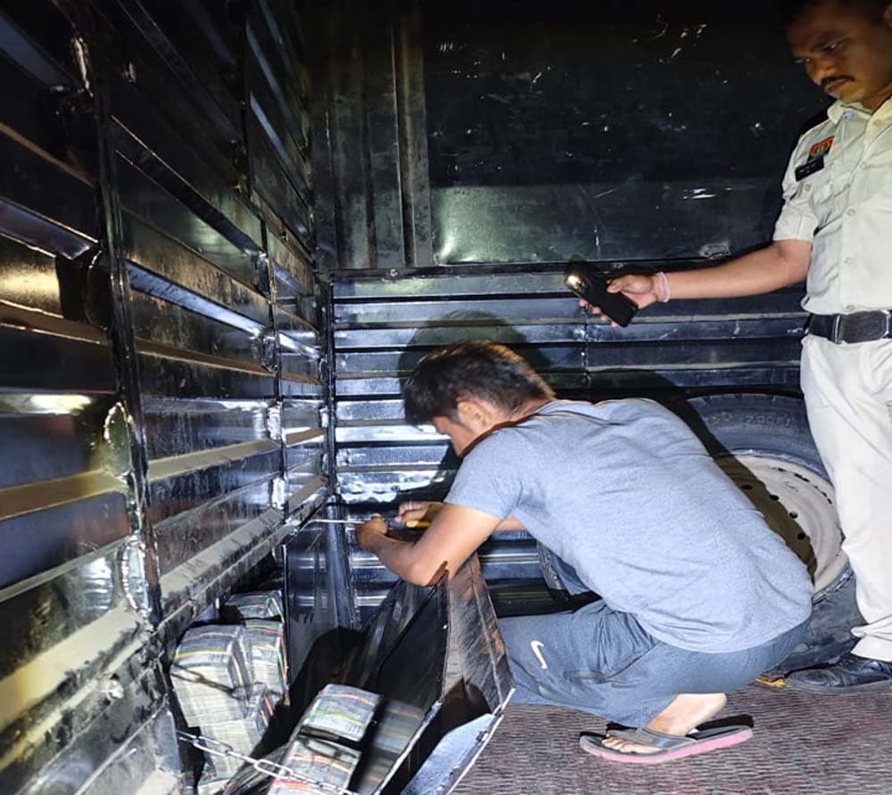 छत्तीसगढ़ के दुर्ग में पुलिस की चेकिंग में बड़ा खुलासा, पिकअप के सीक्रेट चेंबर से मिले 4 करोड़ रुपये 1 Chhattisgarh News 06 1 20