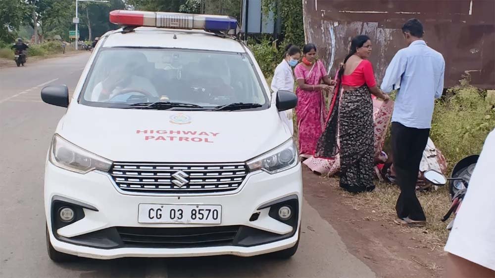 CG News: सड़क किनारे प्रसव पीड़ा से जूझ रही महिला की मदद को आगे आई पेट्रोलिंग टीम, जन्मा बच्चा 1 Chhattisgarh News 09 2 10
