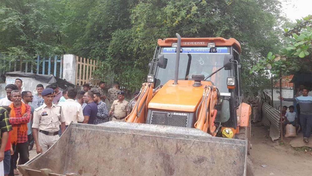 राजनांदगांव में गोवंश मामले में एक्शन, आरोपी की दुकान पर चला बुलडोजर 1 Chhattisgarh News 09 2 6