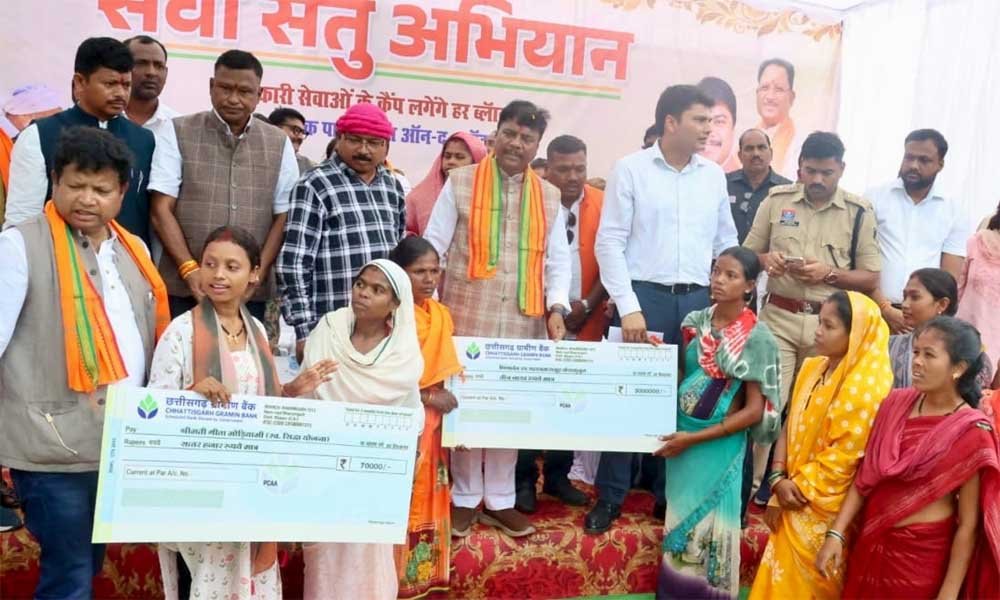 वन मंत्री केदार कश्यप ने हितग्राहियों को सौंपी आवास की चाबी, वनाधिकार पत्र और योजना सहायता 1 Forest