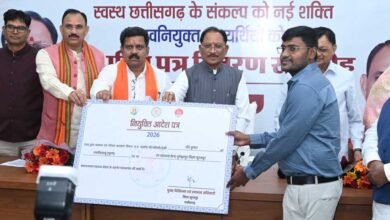 मुख्यमंत्री ने स्वास्थ्य विभाग के विभिन्न संवर्गों में नवनियुक्त 520 कर्मचारियों को प्रदान किए नियुक्ति पत्र 2 Niyukti 01