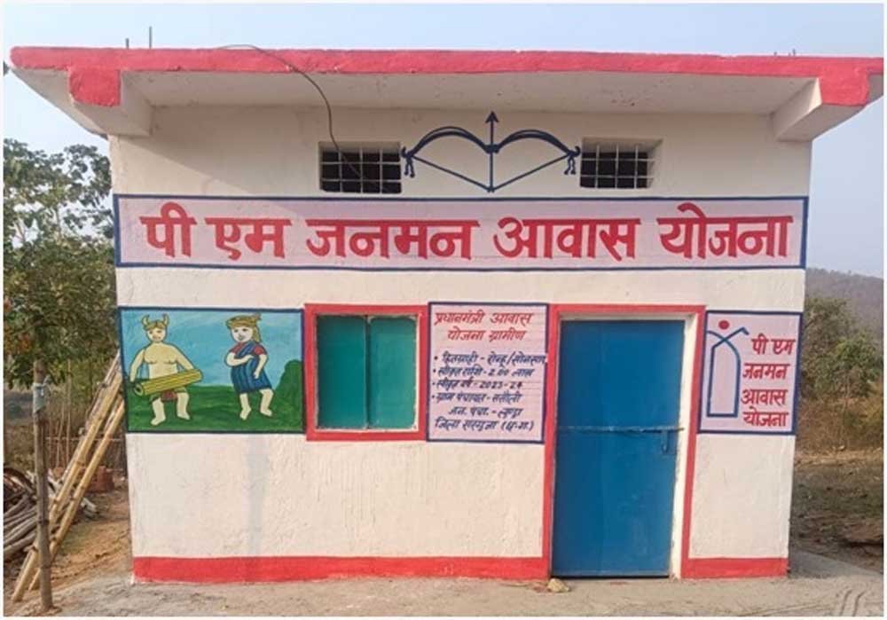 कच्ची झोपड़ी से पक्के घर तक, पीएम जनमन आवास ने बदली रोन्हू के परिवार की जिंदगी 1 Pm 2