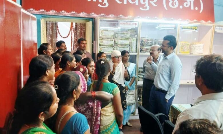 ग्रामोद्योग सचिव राजेश सिंह राणा ने किया छत्तीसगढ़ रेशम सेतु का निरीक्षण 4 Resham