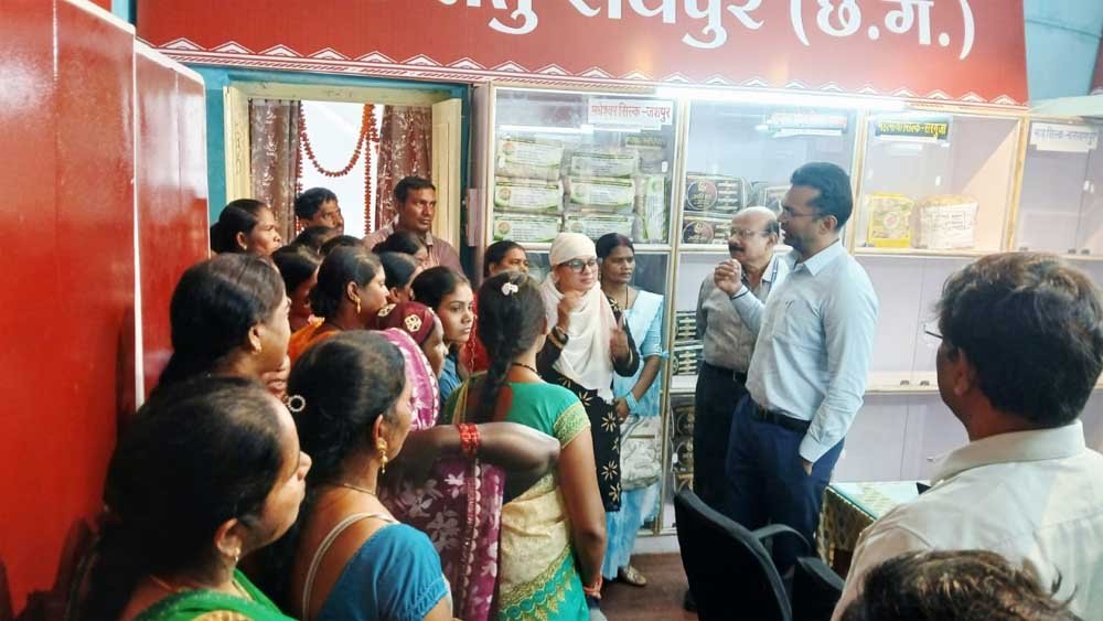 ग्रामोद्योग सचिव राजेश सिंह राणा ने किया छत्तीसगढ़ रेशम सेतु का निरीक्षण 1 Resham