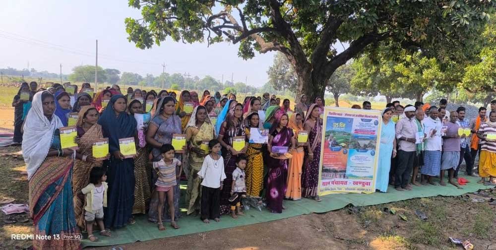 आयुक्त तारन प्रकाश सिन्हा ने खंडुआ में किया सिंचाई नाली निर्माण कार्य का निरीक्षण, श्रमिकों से किया सीधा संवाद 1 TSARAN 02