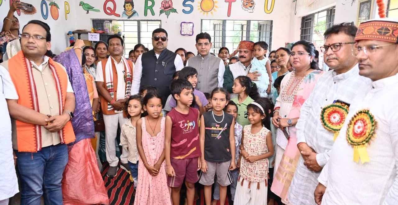 'आंगन मिलन' समारोह में पहुंचे मंत्री टंक राम वर्मा और गजेंद्र यादव गर्भवती माताओं की गोदभराई कर बांटे पोषण किट 1 Tank ram verma