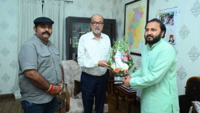 राज्यपाल रमेन डेका से महाराजा कमल चंद्र भंज देव ने की भेंट 3 Theka 066