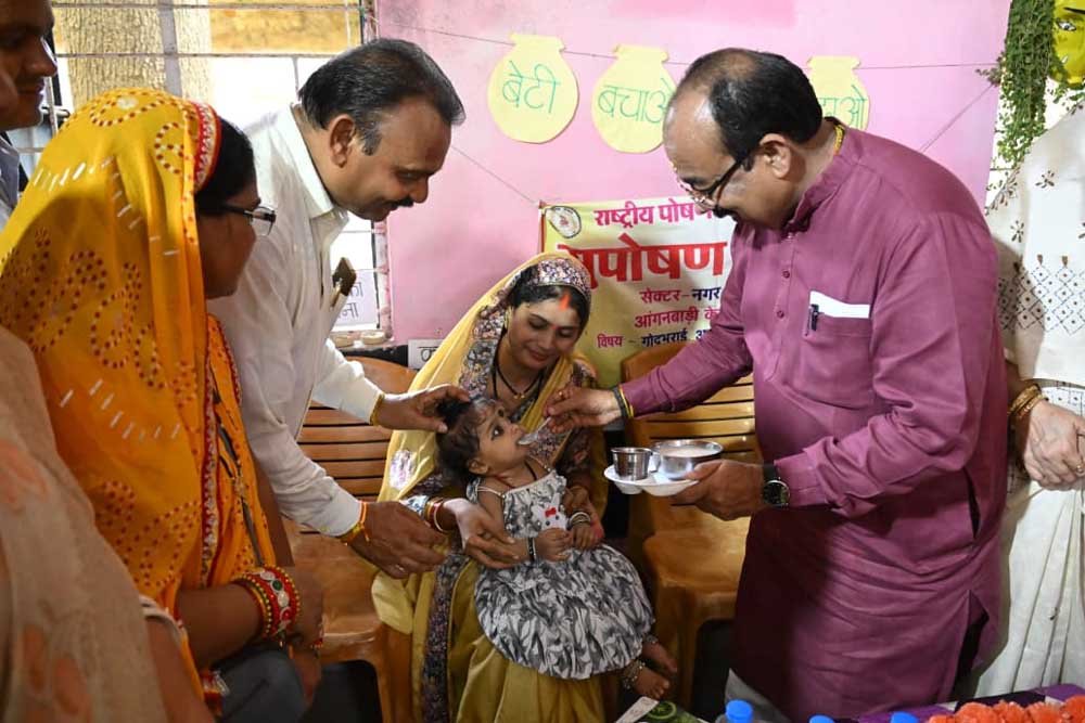"बच्चों के अंदर अपना बचपना ढूंढता हूं..." जमीन पर बैठकर बच्चों संग खेले श्री अरुण साव 1 arun