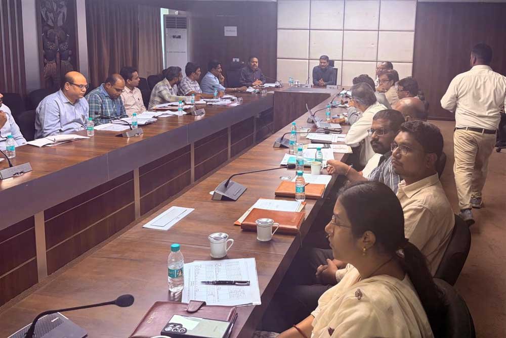 मंडल आयुक्त अवनीश कुमार शरण ने की योजना की समीक्षा, शेष आवासों में लिफ्ट, मरम्मत और मूलभूत सुविधाएं दुरुस्त करने के दिए निर्देश 1 cg 22 1