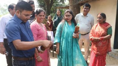 स्वरोजगार से आत्मनिर्भरता की राह पर ग्रामीण महिलाएं कलेक्टर ने पूजा महिला स्व-सहायता समूह की आजीविका गतिविधियों का लिया जायजा 3 hing