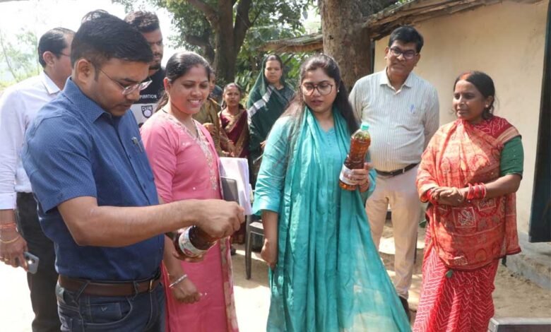 स्वरोजगार से आत्मनिर्भरता की राह पर ग्रामीण महिलाएं कलेक्टर ने पूजा महिला स्व-सहायता समूह की आजीविका गतिविधियों का लिया जायजा 5 hing