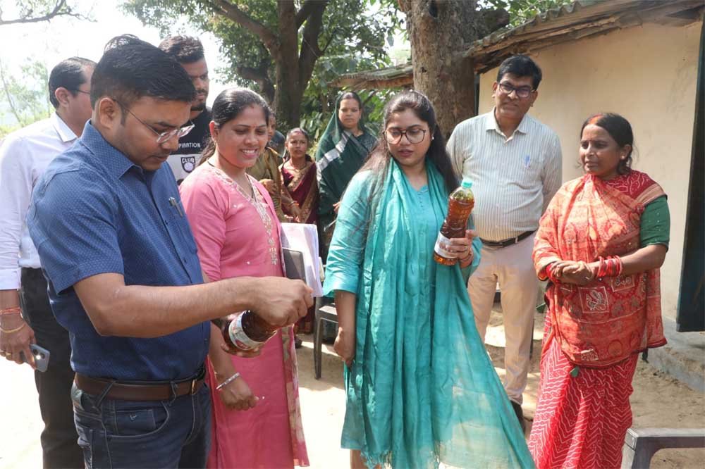 स्वरोजगार से आत्मनिर्भरता की राह पर ग्रामीण महिलाएं कलेक्टर ने पूजा महिला स्व-सहायता समूह की आजीविका गतिविधियों का लिया जायजा 1 hing