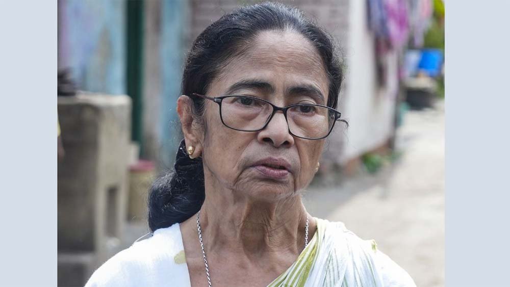 चाकू लेकर पहुंची महिला पर आरोप, सांसद डोला सेन ने की शिकायत 1 mamta2