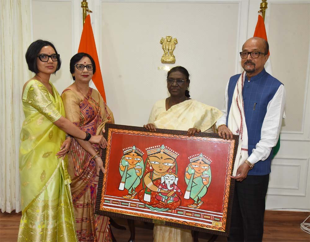 राष्ट्रपति द्रौपदी मुर्मु को लोक भवन में राज्यपाल ने सम्मान स्वरूप भेंट की पहाड़ी मैना की प्रतिकृति 1 rastpati2 1